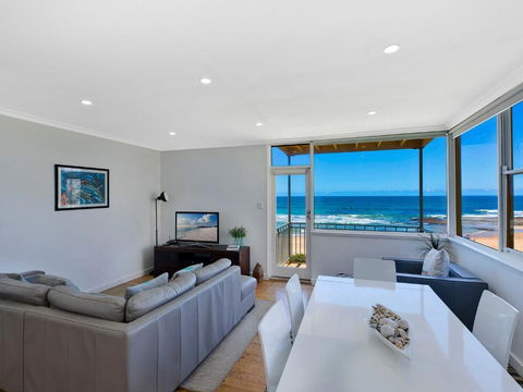 Golden Sands 1 - Absolute Beachfront - Tourism Caloundra 0