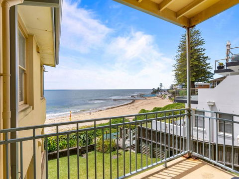 Golden-Sands- 3-66-Ocean-Pde - Tourism Caloundra 0