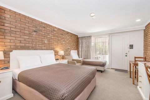 Golden Square Motor Inn - Tourism Caloundra 3
