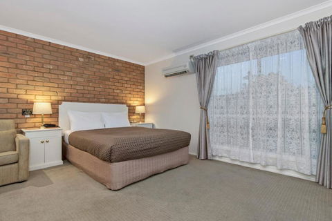 Golden Square Motor Inn - Tourism Caloundra 4