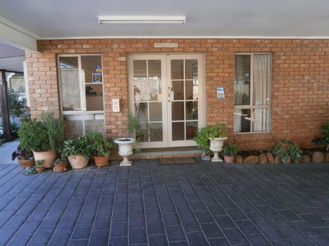 Golden Square Motor Inn - Tourism Caloundra 2