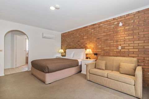 Golden Square Motor Inn - Tourism Caloundra 0