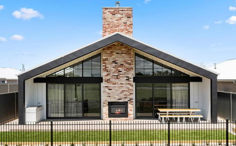 Golf Fronted Getaway Silverwoods - Tourism Caloundra 1