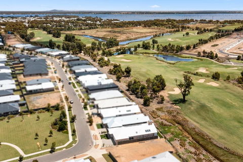 Golf Fronted Getaway Silverwoods - Tourism Caloundra 4