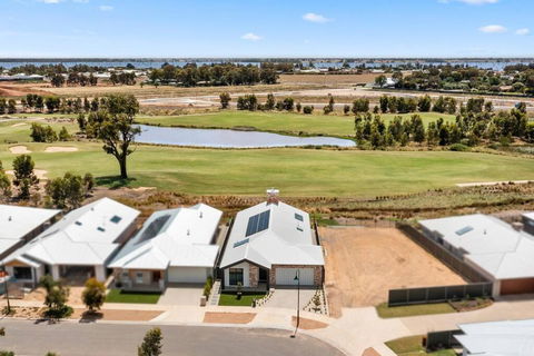 Golf Fronted Getaway Silverwoods - Tourism Caloundra 3
