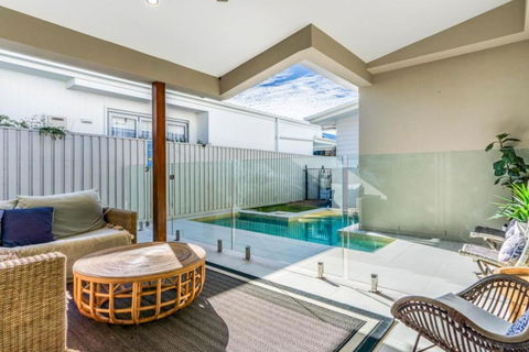 Gone Coastal Family Getaway With Pool In Casuarina - Tourism Caloundra 1
