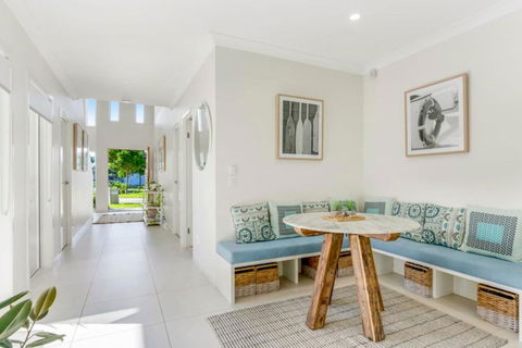 Gone Coastal Family Getaway With Pool In Casuarina - Tourism Caloundra 4