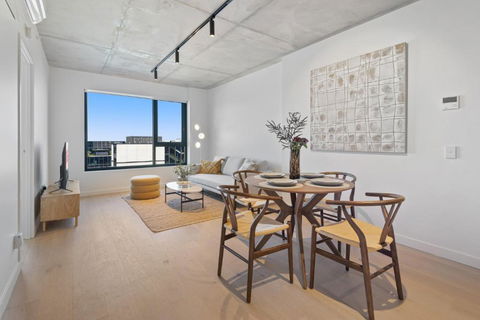 Gorgeous 2-Bed With Pool Gym Close To Everything - Tourism Caloundra 0