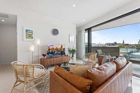 Gorgeous 3-Bed Apartment With City Views - Tourism Caloundra 0