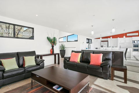Gorgeous 4 Bedroom House With Swimming Pool - Pet Friendly - Tourism Caloundra 4