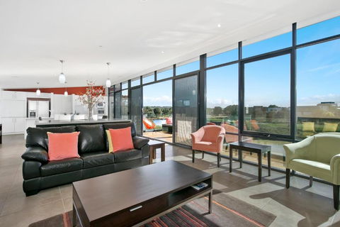 Gorgeous 4 Bedroom House With Swimming Pool - Pet Friendly - Tourism Caloundra 3