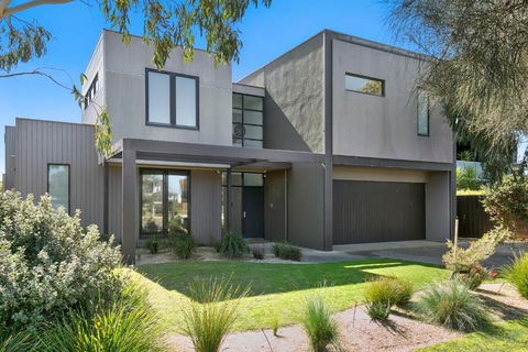 Gorgeous 4 Bedroom House With Swimming Pool - Pet Friendly - Tourism Caloundra 1