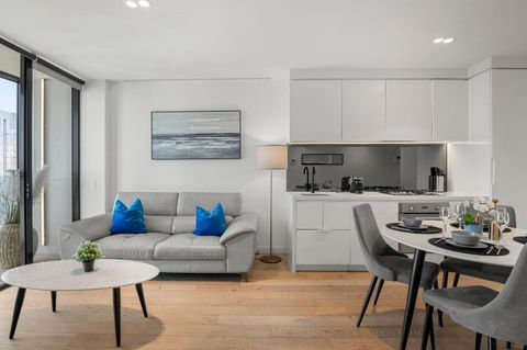 Gorgeous City Views 59th Floor 2BR With Pool & Gym - Tourism Caloundra 1