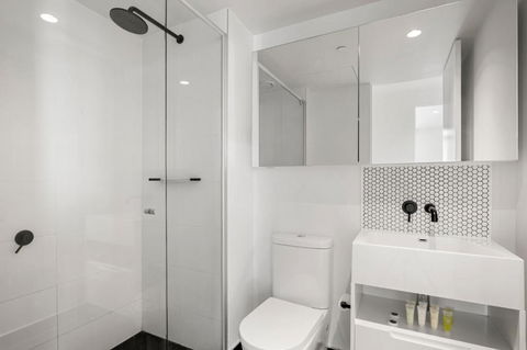 Gorgeous City Views 59th Floor 2BR With Pool & Gym - Tourism Caloundra 3