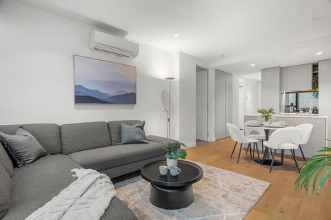 Gorgeous City Views 70th Floor 3BR Apartment With Pool And Gym - Tourism Caloundra 1