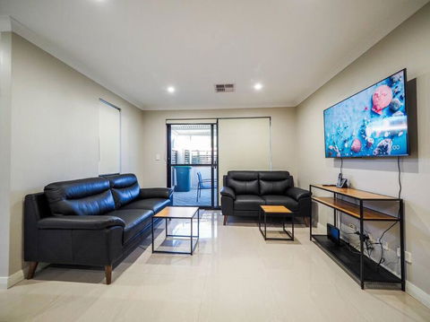 Gorgeous Family House Near Shops - Tourism Caloundra 1