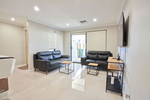 Gorgeous Family House Near Shops - Tourism Caloundra 3