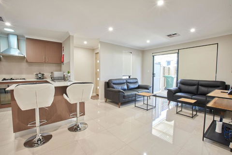 Gorgeous Family House Near Shops - Tourism Caloundra 0