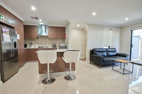 Gorgeous Family House Near Shops - Tourism Caloundra 2