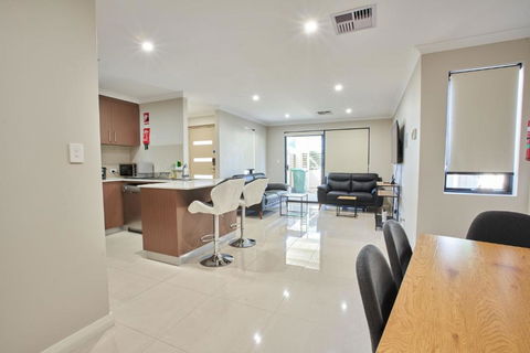 Gorgeous Family House Near Shops - Tourism Caloundra 4