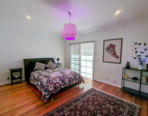 Gorgeous 4-Bedroom House On A Mansion - An Acre Land With Magnificent Pool & Garden - Tourism Caloundra 3