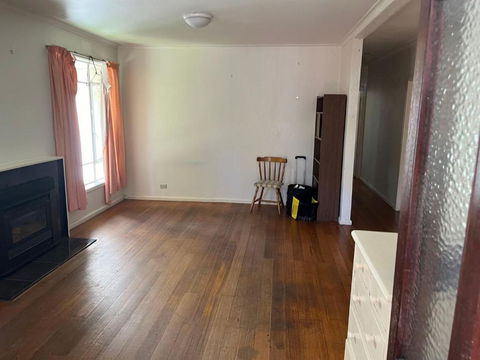 Gorgeous Master Bedroom Next To Frankston Station And Beach - Tourism Caloundra 4