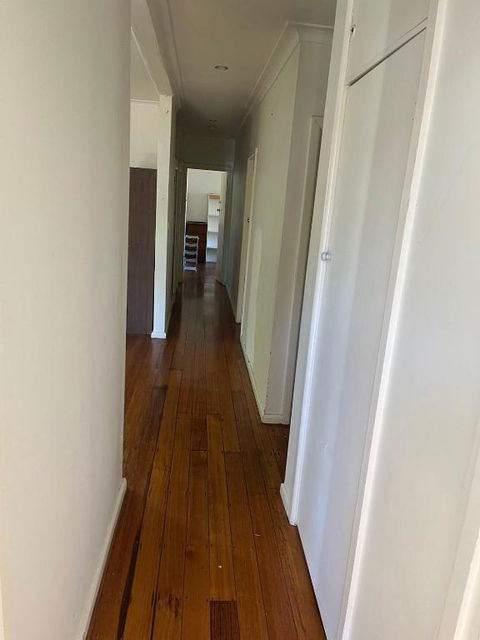 Gorgeous Master Bedroom Next To Frankston Station And Beach - Tourism Caloundra 3