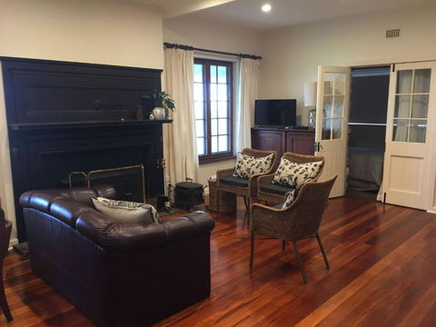 Gorgeous Stone Cottage On The Seafront - Tourism Caloundra 3