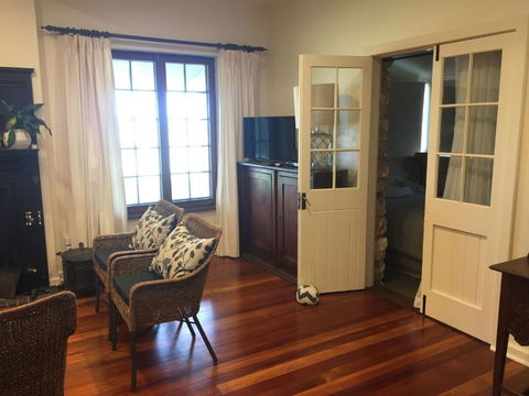 Gorgeous Stone Cottage On The Seafront - Tourism Caloundra 4