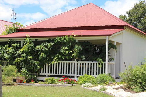 Glenlyon Dam Holiday Cottage & Farmstay - Tourism Caloundra 0