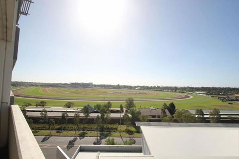 Gallop To Your Getaway - Tourism Caloundra 0