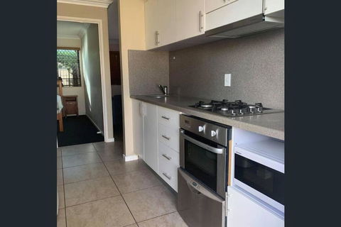 Fully Furnished Modern Unit In Centre Of City - Tourism Caloundra 4