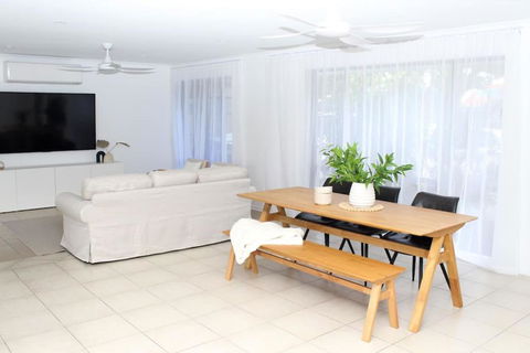 Gorgeous Coastal Escape On The Sunshine Coast, Family & Pet Friendly - Tourism Caloundra 0