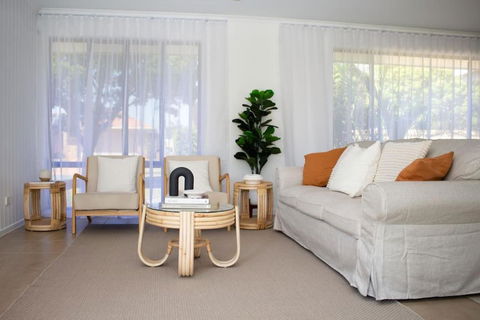 Gorgeous Coastal Escape On The Sunshine Coast, Family & Pet Friendly - Tourism Caloundra 1