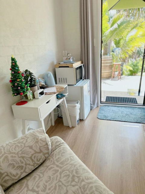 Garden View Single Ensuite Room - Tourism Caloundra 4