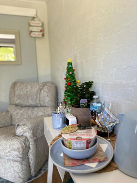 Garden View Single Ensuite Room - Tourism Caloundra 2