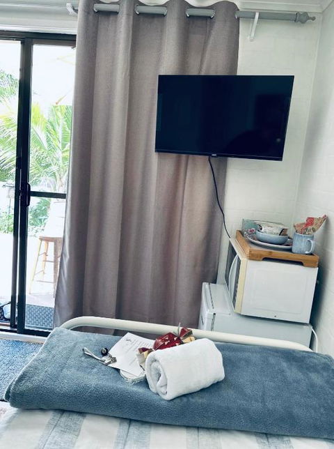 Garden View Single Ensuite Room - Tourism Caloundra 3