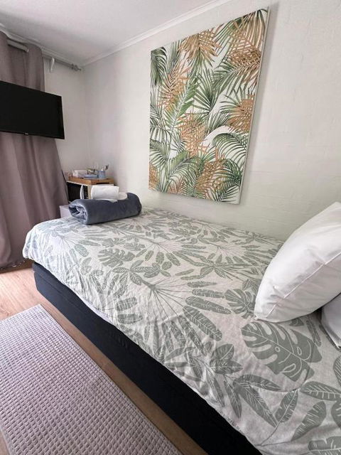 Garden View Single Ensuite Room - Tourism Caloundra 1