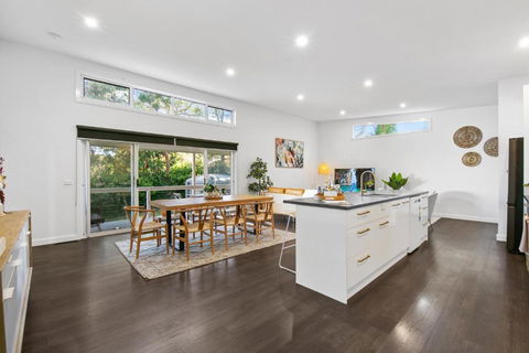 Getaway On Little - Tourism Caloundra 0