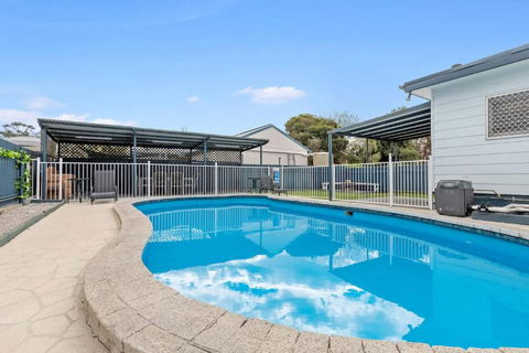 Great Entertainer Heated Pool Fireplace Firepit - Tourism Caloundra 0