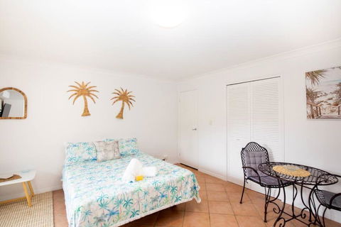 GORGEOUS STUDIO + 100M TO BEACH + POOL - Tourism Caloundra 0