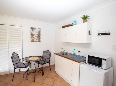 GORGEOUS STUDIO + 100M TO BEACH + POOL - Tourism Caloundra 2