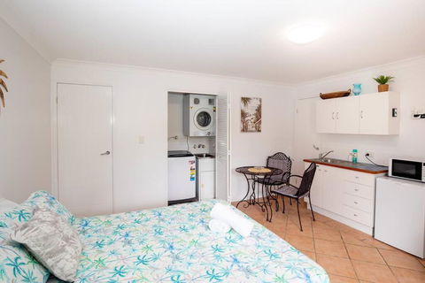 GORGEOUS STUDIO + 100M TO BEACH + POOL - Tourism Caloundra 4