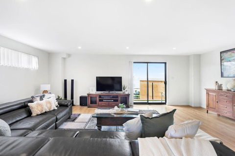 Government Road, Dolphin Cove, Unit 13, 2-6 - Tourism Caloundra 1