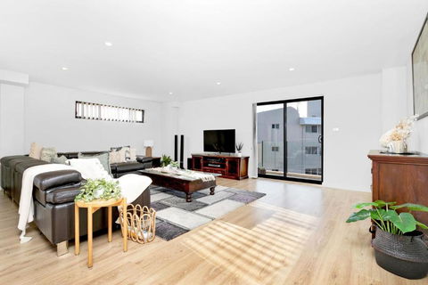 Government Road, Dolphin Cove, Unit 13, 2-6 - Tourism Caloundra 2