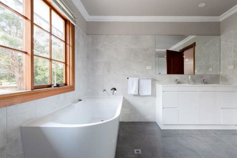 Gracelands Swiss Inspired Home With Gorgeous Grounds - Tourism Caloundra 2