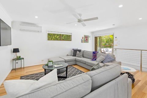 Graebill 2 Bedroom 2 Bathroom Light And Spacious Duplex Walk To Beach Great Outdoor Entertaining Area - Tourism Caloundra 2