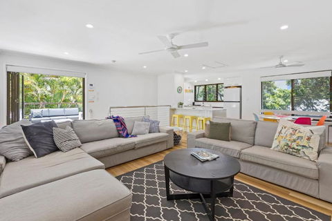 Graebill 2 Bedroom 2 Bathroom Light And Spacious Duplex Walk To Beach Great Outdoor Entertaining Area - Tourism Caloundra 1