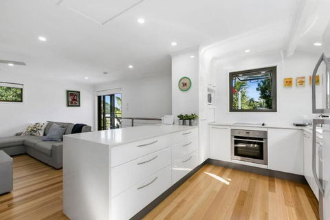 Graebill 2 Bedroom 2 Bathroom Light And Spacious Duplex Walk To Beach Great Outdoor Entertaining Area - Tourism Caloundra 3