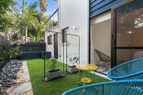 Graebill 2 Bedroom 2 Bathroom Light And Spacious Duplex Walk To Beach Great Outdoor Entertaining Area - Tourism Caloundra 4
